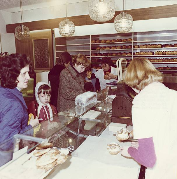 GDRvisuals's tweet photo. Bakery in East Berlin, 1978. https://t.co/vtuVaFA86n