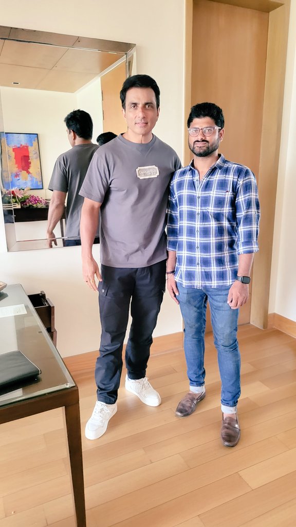 Kalyan_Netha's tweet photo. @SonuSood Happy To Meet You Sir
#Kalyannetha #KalyanLeader https://t.co/sjaoiuEunv