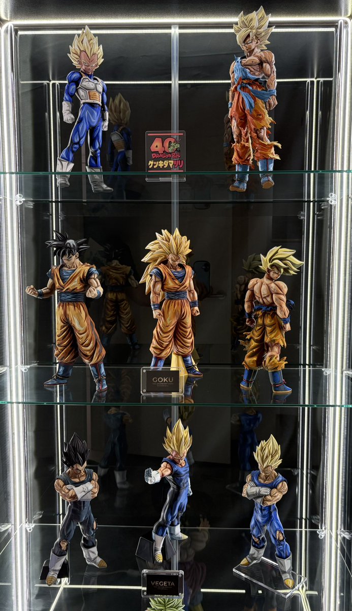 boon_DragonBall's tweet photo. 前回のヴィラン棚に続き、今回は「サイヤ人の系譜」を公開。

限られた時間とスペースだからこそ、ガチで飾る。
厳選したからこそできる、1体1体を主役にする贅沢な空間作り。

#フィギュア愛でる部
#ドラゴンボール #dragonball
#SMSP #一番くじ https://t.co/vkKsHkS7EN