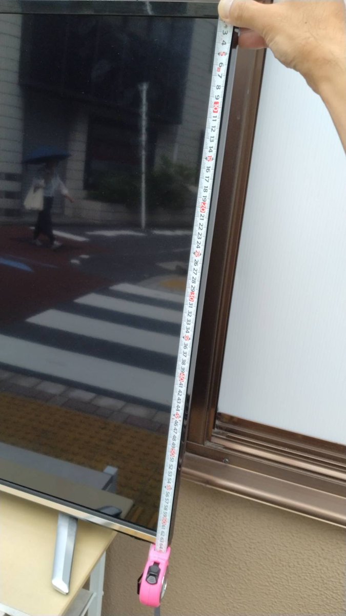 HirokoKado's tweet photo. 岸本杉並区長の西荻の新事務所の前のモニターが、公選法違反なのではないか？とうちの事務所にご意見や写真が送られてきました。
私からすれば、黒に近いグレーぽい、仮に黒でも形式犯ぽいですが、その辺の判断は当局の手に委ねられます。
岸本区長が、公職なのに法令ギリギリ（てかアウト？）、脱法行為というのはなかなかのストロングスタイルだなという感想です。

以下、私の理解です。

【岸本区長事務所前の公道に向けて外に設置した大型モニターは公選法違反か？】

① 公選法上、（選挙期間ではない）政治活動期間では、候補者等の氏名・氏名類推事項（顔写真・似顔絵等）を表示する文書図画の掲示には一定の制限がある。（政党等の政治活動を除きます。岸本区長は無所属と自称）
② モニター等によって表示されるものは、形態上はデジタルサイネージ（電子看板）と同様であり、公選法では看板類（立札・看板の類）と見なされる。動画もありますが、ずっと岸本区長の顔が出てる状態。
③ ①に制限されない②の看板類は、候補者等または後援団体の政治活動のために使用されるものに限定され（公選法143条16項1号）、実質的にそれは政治活動用事務所看板とされる。
④ ③の看板は1基が150×40cm以内のサイズ制限、候補者等・後援団体で各6枚ずつの枚数制限がある他、区市選管に証票の交付申請をし、その証票の貼付がない看板は掲示禁止となる。（公選法143条17項）

よって、岸本区長の氏名・氏名類推事項を表示するモニターは③の政治活動用事務所看板と見なされるが、④のサイズ制限オーバーの上、証票の貼付が認められないように見えることから、そもそも掲示できない看板類と指摘されうる。
（※なお、軒下の横型の事務所看板には証票が貼ってあります）