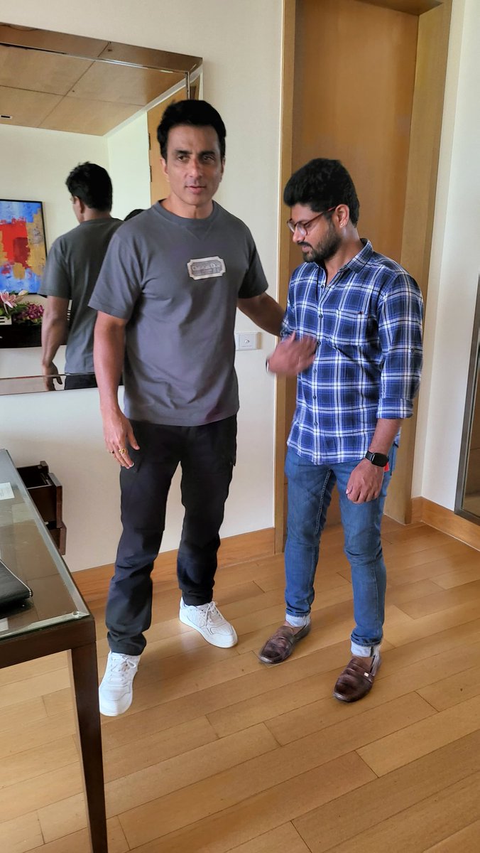 Kalyan_Netha's tweet photo. @SonuSood Happy To Meet You Sir
#Kalyannetha #KalyanLeader https://t.co/sjaoiuEunv