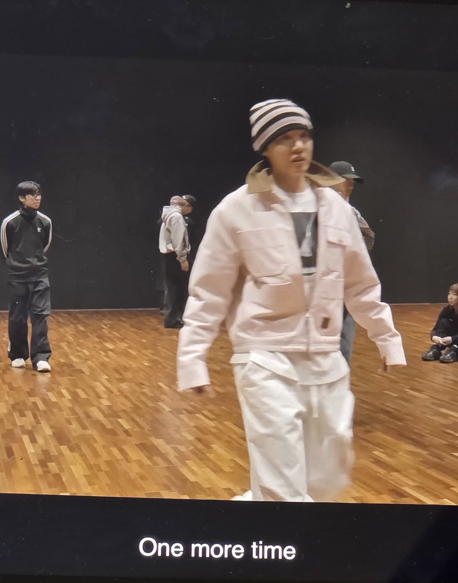 hopezelline's tweet photo. j-hope's "다시" scares the hell out of me 😨 https://t.co/IS3uYSLLo4
