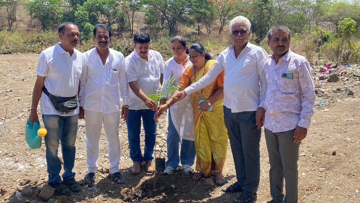 INCMaharashtra's tweet photo. भारतीय राष्ट्रीय काँग्रेसचे नेते, लोकसभेतील विरोधी पक्षनेते आदरणीय श्री. राहुलजी गांधी यांच्या वाढदिवसाचे औचित्य साधून पनवेल जिल्हा कॉंग्रेस कमिटीच्या वतीने आज पर्यावरण संवर्धनाचा संदेश देत 'एक झाड उद्यासाठी, एक संकल्प पर्यावरणासाठी!’ हा वृक्षारोपणाचा कार्यक्रम मोठ्या उत्साहात संपन्न झाला.

याप्रसंगी माजी जिल्हाध्यक्ष श्री. सुदाम पाटील, विधी सेलचे जिल्हाध्यक्ष श्री. के एस पाटील, नगरसेविका सौ. लीला कातकरी, नगरसेवक लतीफ शेख, नगरसेवक श्री. जनार्दन पाटील, महिला अध्यक्ष सौ. निर्मला म्हात्रे, युवक जिल्हाध्यक्ष श्री. हेमराज म्हात्रे, पर्यावरण सेल चे जिल्हाध्यक्ष श्री. सुरेश पाटील, इशिका सुधीजा, खांदा शहर अध्यक्ष श्री. जयवंत देशमुख, श्री. सुधीर मोरे, पर्यावरण सेलचे रायगड जिल्हाध्यक्ष श्री. राजू पाटील, महाराष्ट्र प्रदेश युवक काँग्रेसचे सचिव श्री. विश्वजीत पाटील, श्री. प्रशांत पारवे, महाराष्ट्र प्रदेश सोशल मिडिया उपाध्यक्ष श्री. अभिजित पाटील, श्री. मेघनाथ पाटील, समीर पठाण, रवी राजीवडे, शाहीद मुल्ला, राज पाटील, सुजित पाटील, नीता शेनॉय, गुलजार म्हात्रे, मनोज बिराजदार, कामोठे शहराध्यक्ष श्री. जयेश लोखंडे, पनवेल शहराध्यक्ष डॉ. अमित दवे, सुनंदा घरत, उत्तम पाटील, प्रदीप बरगल, विलास म्हात्रे यांच्यासह पनवेल काँग्रेस पक्षाचे सर्व सन्माननीय पदाधिकारी आणि कार्यकर्ते मोठ्या संख्येने उपस्थित होते.