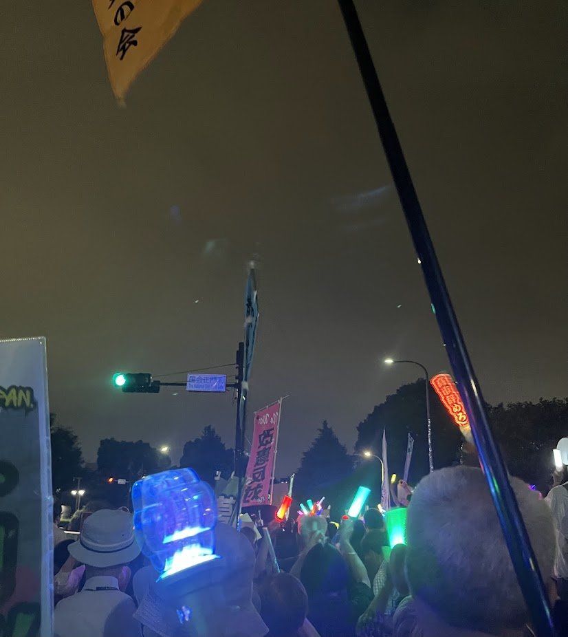 newparty221005's tweet photo. デモ初参加。すっごい人だった。もっと歩き回れるかと思っていたけど26000人参加らしく全然動かず(笑)それだけ今が最悪の状態で黙ってられない人が多いんだろうね。高校生のスピーチで泣きそうになったよ…これから大人になるの嫌だろうしあまりにも可哀そうだわ。
#国会正門前大行動0619 https://t.co/wjQMdc7lM2