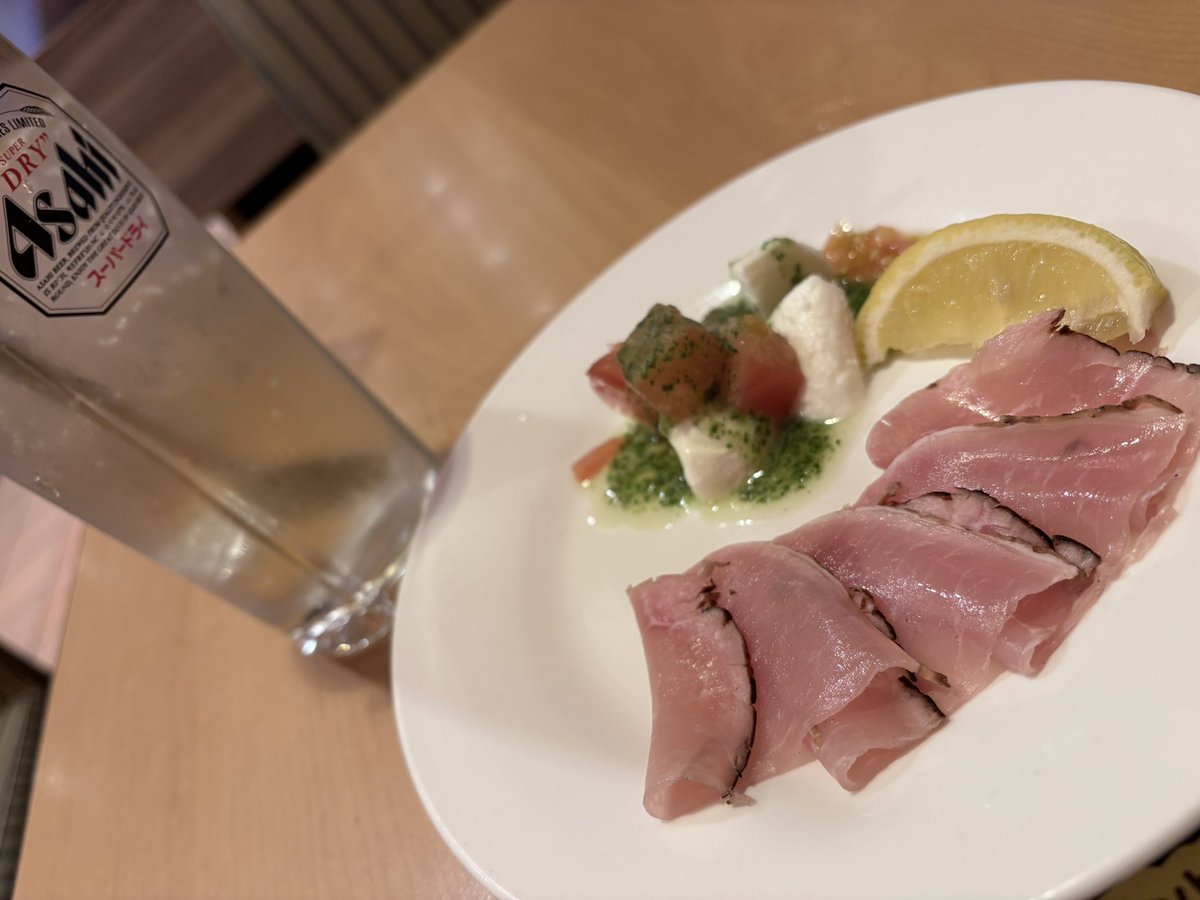 kuna975's tweet photo. こちらもクーポンで非常にお得な生ハムカプレーゼとハイボール https://t.co/xFQAGPAAz7