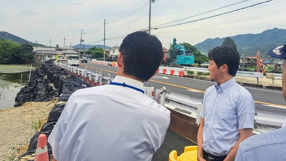 motohikosaitoH's tweet photo. ４月に歩道崩落が発生した加古川市内の県道神戸加古川姫路線を視察いたしました。すでに５月末には仮設道路が完成し、通行止めが解除され、対面通行が可能な２車線が供用されております。地域の主要な生活道路であり、早期の仮復旧が必要なところでしたが、関係者の皆様のご尽力に改めて感謝申し上げます。今後、年内に本復旧工事を始め、令和９年度末の完了を目指してまいります。
今回の件を受けて、県内の張出し歩道等約１３kmの緊急点検を実施し、安全性を確認いたしました。引き続き、県民の安全安心の確保に向け、インフラの定期的な点検等を着実に進めてまいります。