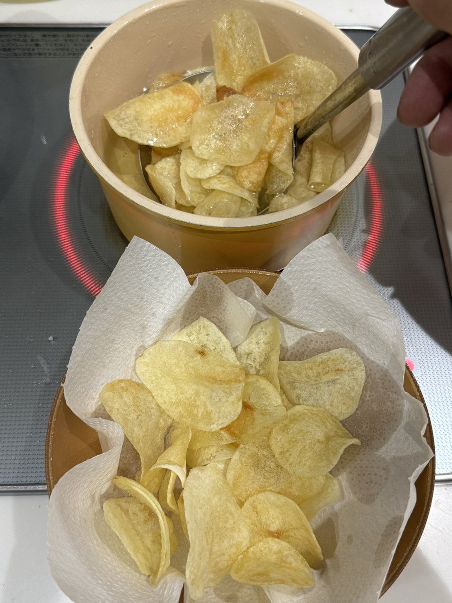 chirno99's tweet photo. 自家製ジャガイモ(ぽろしり)の自家製ポテトチップス
めっちゃポテチ
メークインでは無理やったこの感じ、さすが専用芋 https://t.co/7pNu3kntDg