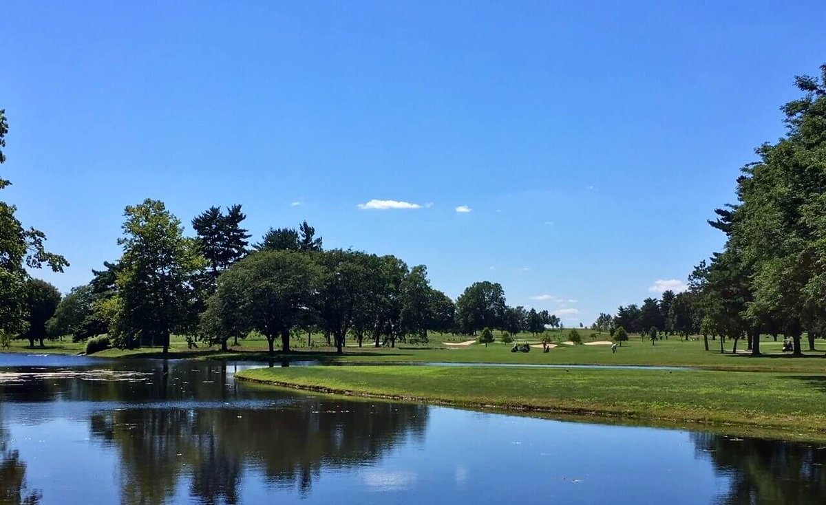 24BirdWilson's tweet photo. Airport Golf Course #ohio #golf #AirportGC #USA 
📍 Columbus, Ohio
Rating: 7.5/10 - one of the nicest city owned courses, always in nice condition, solid layout. Planes flying in. 
Recommend: ✅ 
(Public course) https://t.co/rU42Ypo2WM