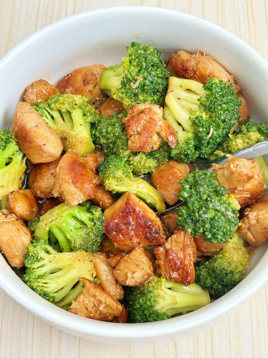 sapdva44's tweet photo. Today’s low-calorie high-protein meal: Grilled chicken breast with roasted broccoli and quinoa. Light, tasty, and perfect for fat loss goals! https://t.co/bSIJT5no98
