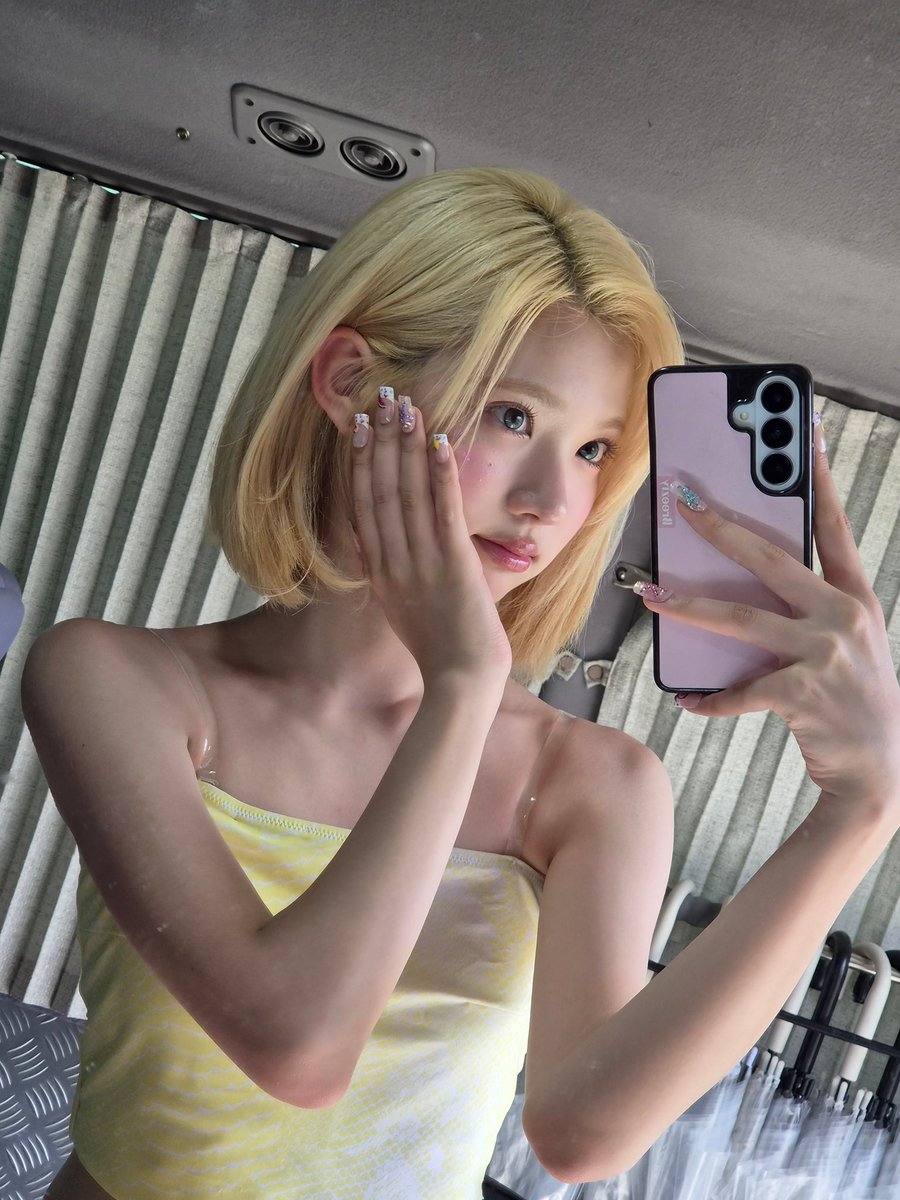kkro_i's tweet photo. 뜨아아ㅏ 초미녀 거울셀카 레전듀 https://t.co/RhAJoAPv5e