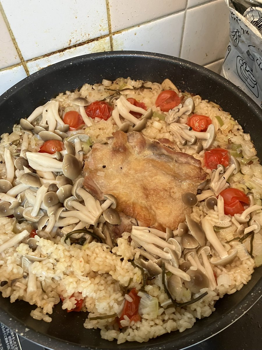 digilow's tweet photo. 料理系YouTuberのおかげで、「えっソレ自宅で作っていいんすか？」みたいな料理を作れるようになって嬉しい。
最近の衝撃はガリ、パエリア、なめ茸。
いい時代になりましたな。 https://t.co/balz89EM7A