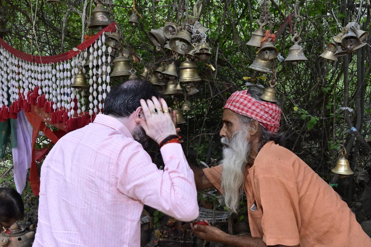 SatishSharmaBBK's tweet photo. विधानसभा दरियाबाद के अंतर्गत विकासखण्ड बनीकोडर स्थित ग्राम दान्दूपुर लकड़िया में ₹50.56 लाख की लागत से होने वाले श्री राजारामन धाम के सौंदर्यीकरण कार्य का शिलान्यास किया।

यह कार्य क्षेत्र की धार्मिक एवं सांस्कृतिक विरासत के संरक्ष��� एवं संवर्धन की दिशा में एक महत्वपूर्ण कदम है। यशस्वी मा० प्रधानमंत्री श्री @narendramodi जी एवं लोकप्रिय मा० मुख्यमंत्री श्री @myogiadityanath जी के नेतृत्व में प्रदेशभर में आस्था के केंद्रों का विकास कर उन्हें भव्य एवं सुविधायुक्त बनाया जा रहा है। 

इस अवसर जिला मंत्री श्री रुपेश प्रताप सिंह जी, मण्डल अध्यक्ष श्री सुरेन्द्र मिश्रा जी, श्री प्रदीप सिंह जी,श्री समर बहादुर सिंह जी, श्री पंकज ��िवारी जी,श्री नारायण भगत सिंह जी, श्री मोहित चौरसिया जी,श्री धर्मराज सिंह जी, श्री उमेश सिंह जी,श्री राजाराम धीमान जी, श्री रमेश बक्श सिंह, श्री सतगुरु निषाद जी, श्री पम्मी तिवारी जी,श्री मनोज गौतम जी, श्री विनोद कुमार साहू जी, श्री संतोष कश्यप जी,श्री राहुल मिश्रा जी, श्री पुष्पेंद्र सिंह जी, श्री आसाराम गौतम जी, श्री हेतराम गुप्ता जी सहित जनप्रतिनिधि, कार्यकर्त्ता एवं गणमान्य जन उपस्थित रहे��
@narendramodi @AmitShah @JPNadda @NitinNabin @myogiadityanath @kpmaurya1 @brajeshpathakup @blsanthosh @sunilbansalbjp @mppchaudhary @CMOfficeUP @UPGovt @BJP4UP @BJP4India