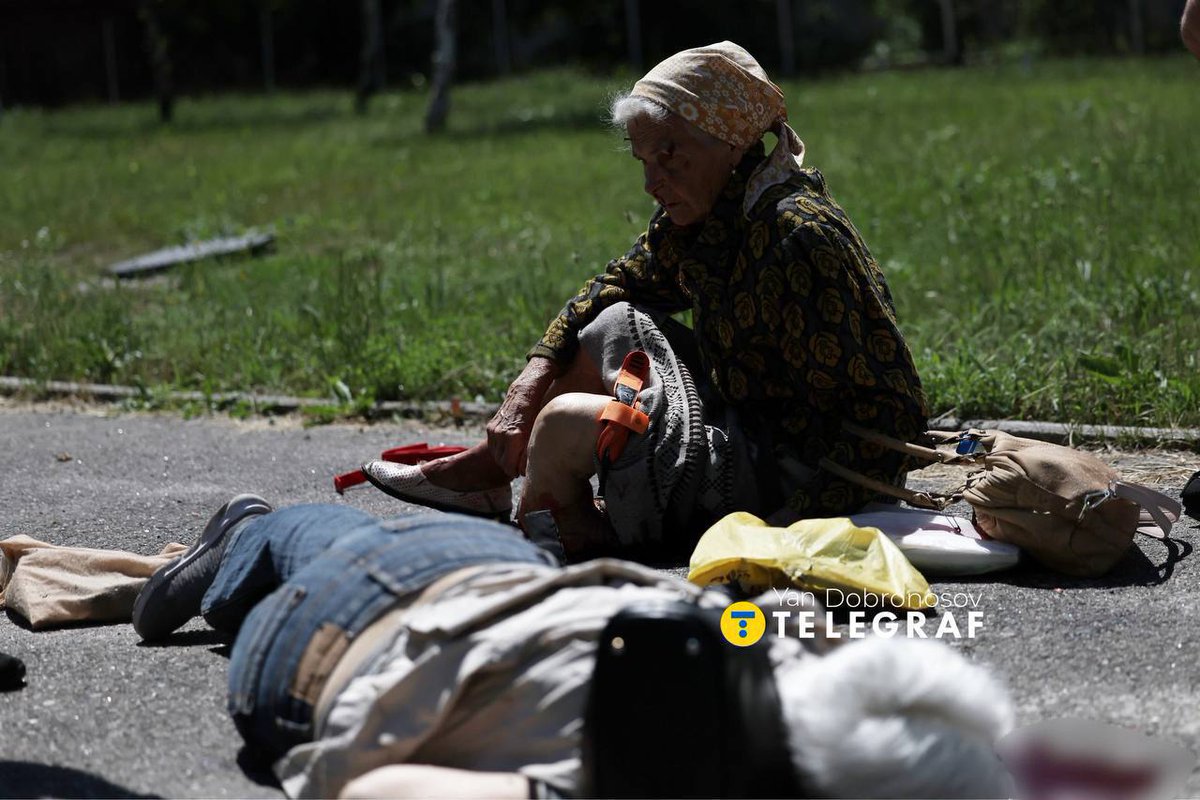 BohuslavskaKate's tweet photo. Russian war criminals have struck the streets of Kramatorsk with cluster munitions. ​At least 3 passersby were killed‼️

Yet another act of terrorism with absolutely no military purpose. Zero. https://t.co/Q10WCjZT71