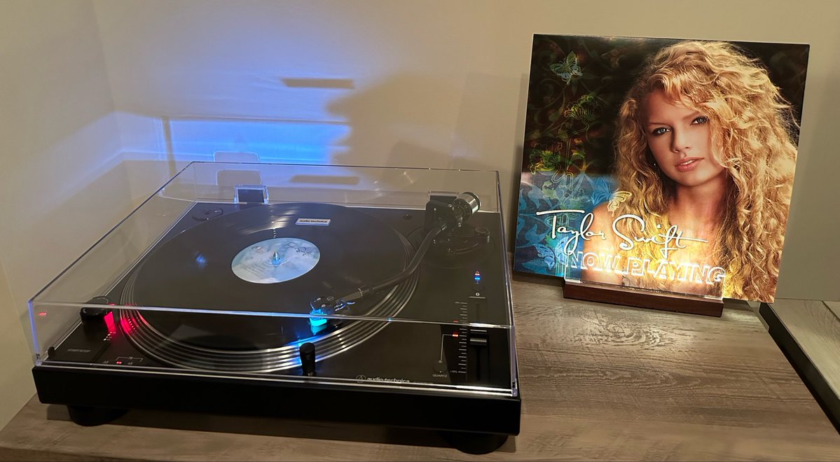 Jmiche21's tweet photo. Happy 20 years of Tim McGraw 🤠🦋
So incredibly thankful for all the beautiful songwriting Taylor has shared with us 🫶 and so proud of all of her accomplishments 🥹 cheers to another 20 years!! 🥂
#20yearsofTaylorSwift 
@taylorswift13 @taylornation13 https://t.co/SHOgVR9mmQ