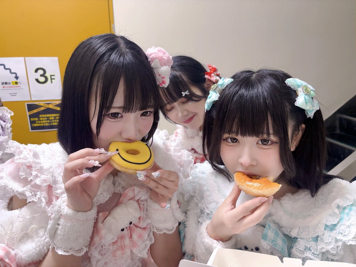 nyan_wan_staff's tweet photo. もぐもぐゎんゎんかわいいねえ🍩
いっぱい食べて大きく育つんだよ🐶 https://t.co/1qoJUHYVXZ
