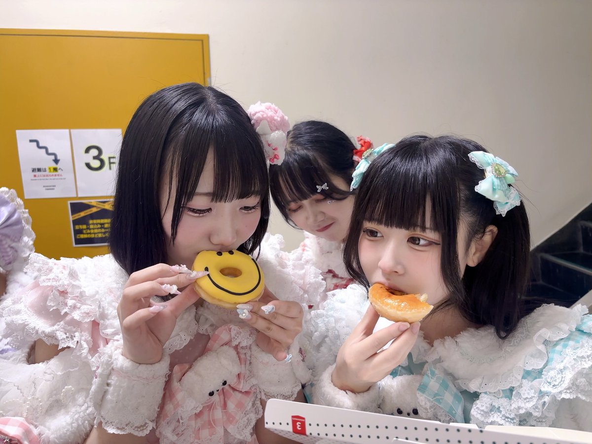 nyan_wan_staff's tweet photo. もぐもぐゎんゎんかわいいねえ🍩
いっぱい食べて大きく育つんだよ🐶 https://t.co/1qoJUHYVXZ