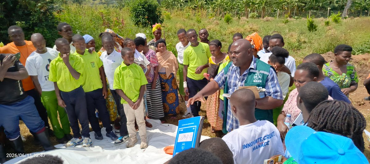 cloudkitten329's tweet photo. Field Day at Ntenungi Sec, Rwamwanja Refugee Settlement. Rwebitaba DOR Dr. Stanley Nkalubo
@Tamu50347230 and  NARO staff interacting with  students and the community @narouganda https://t.co/Fy83celdEJ
