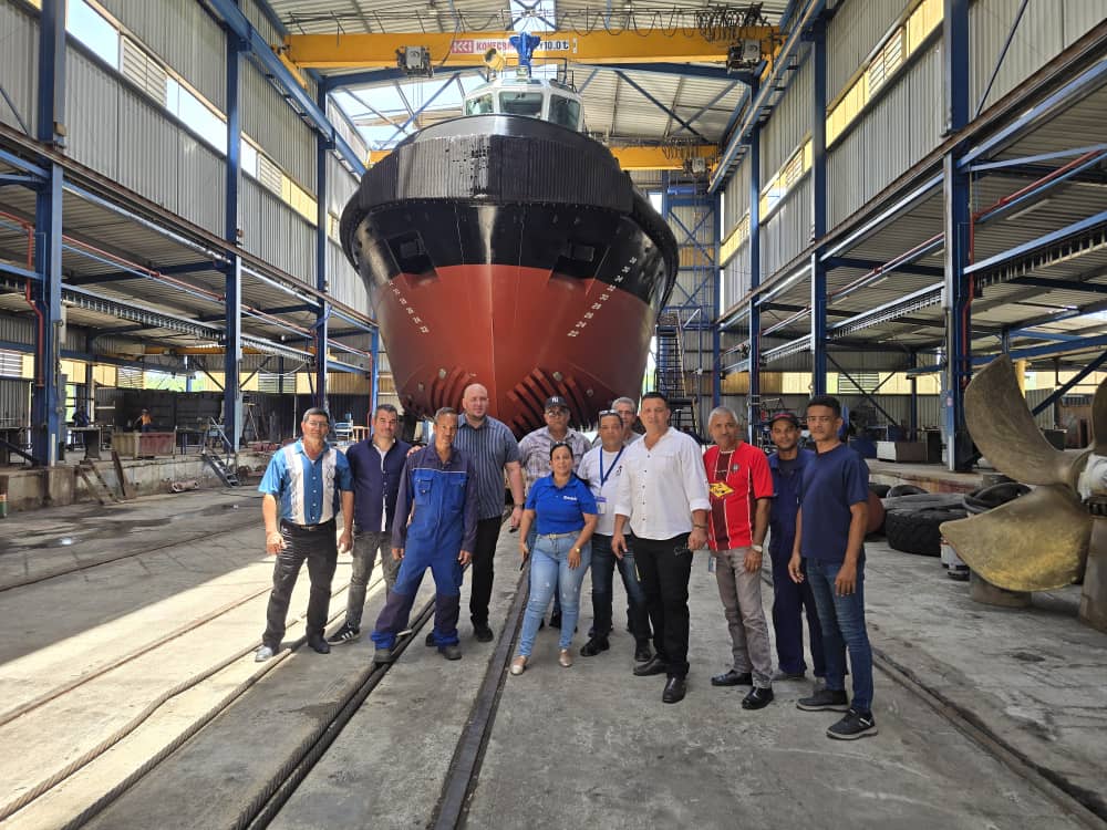 AstorOriente's tweet photo. ⚓️🇨🇺 Recibimos en el Astillero El Níspero al Viceministro Primero Luis Roberto Rosés.

Comprobó el avance de remolcadores y lanchas de prácticos, claves para la recuperación del Puerto de Santiago. Interés especial por nuestros trabajadores y tripulaciones.

#ASTOR https://t.co/4sLzvKaRHc
