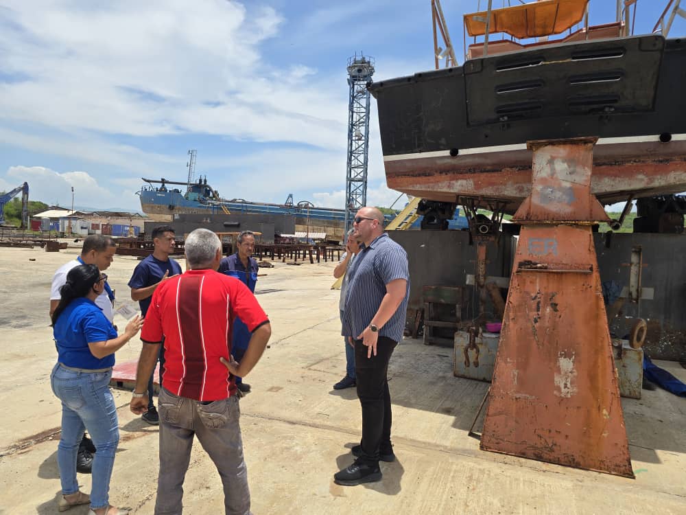 AstorOriente's tweet photo. ⚓️🇨🇺 Recibimos en el Astillero El Níspero al Viceministro Primero Luis Roberto Rosés.

Comprobó el avance de remolcadores y lanchas de prácticos, claves para la recuperación del Puerto de Santiago. Interés especial por nuestros trabajadores y tripulaciones.

#ASTOR https://t.co/4sLzvKaRHc