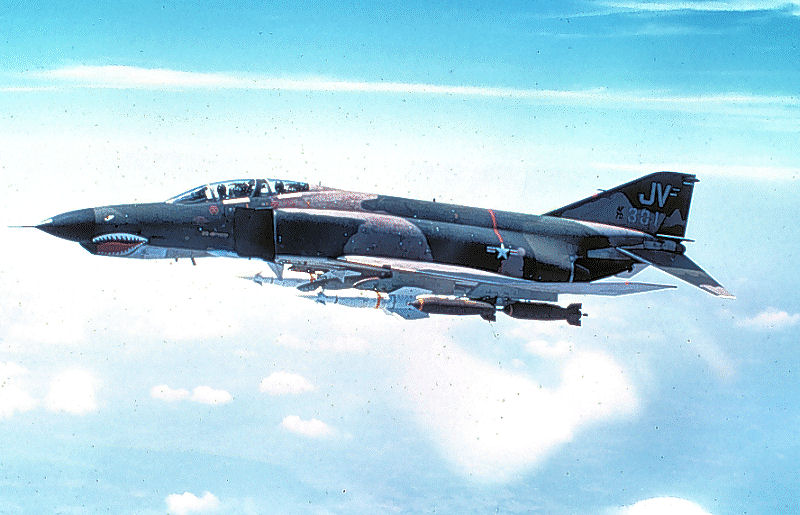 Roberto_yeager's tweet photo. Ah!Los buenos viejos tiempos...#ColdWar (this time #Vietnam) #ALBVT #PhantomFriday
Un #McDD F-4E #Phantom II, con una extraña configuración, 2 AGM-12C #Bullpup y, es la primera vez que lo veo, una pareja de bombas M-117 en un #MER en los pilones externos #F4E https://t.co/l2kjyH5WUr