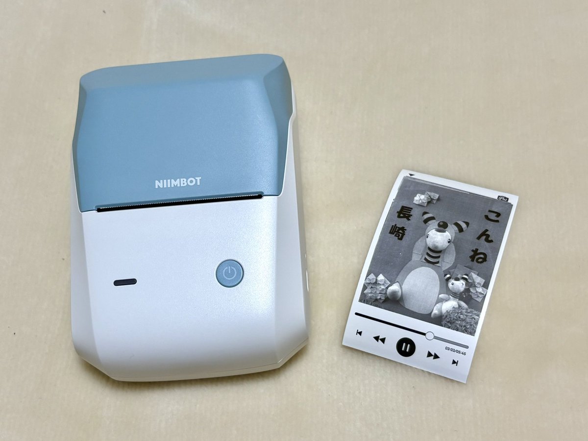 soutendo's tweet photo. ラベルプリンターを手に入れましたー！
NIMBOTのB1Pro！
これ凄くない?!
写真もグレースケールだけど綺麗に印刷出来るんだよ?!
テープも種類豊富で、イラストとか印刷してオリジナルシール作れる！
何がいいって、インク不要なとこ✨️
簡単にシール作れるの最高😭
旅行やイベントに持っていこ！ https://t.co/JywnTrfq8I