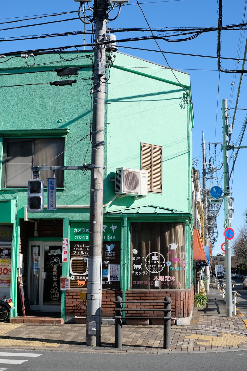 siro700's tweet photo. 何故かヤマノススメを読めるカメラ店です https://t.co/0BbrHzJhPv