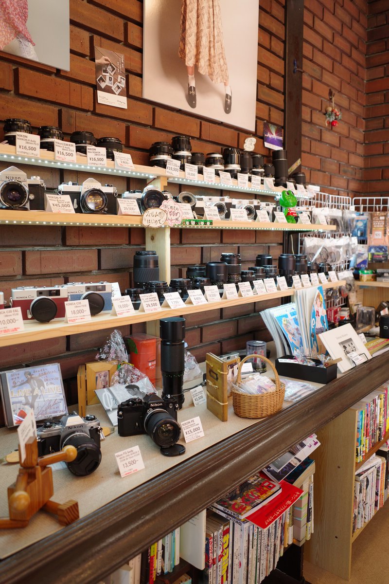 siro700's tweet photo. 何故かヤマノススメを読めるカメラ店です https://t.co/0BbrHzJhPv