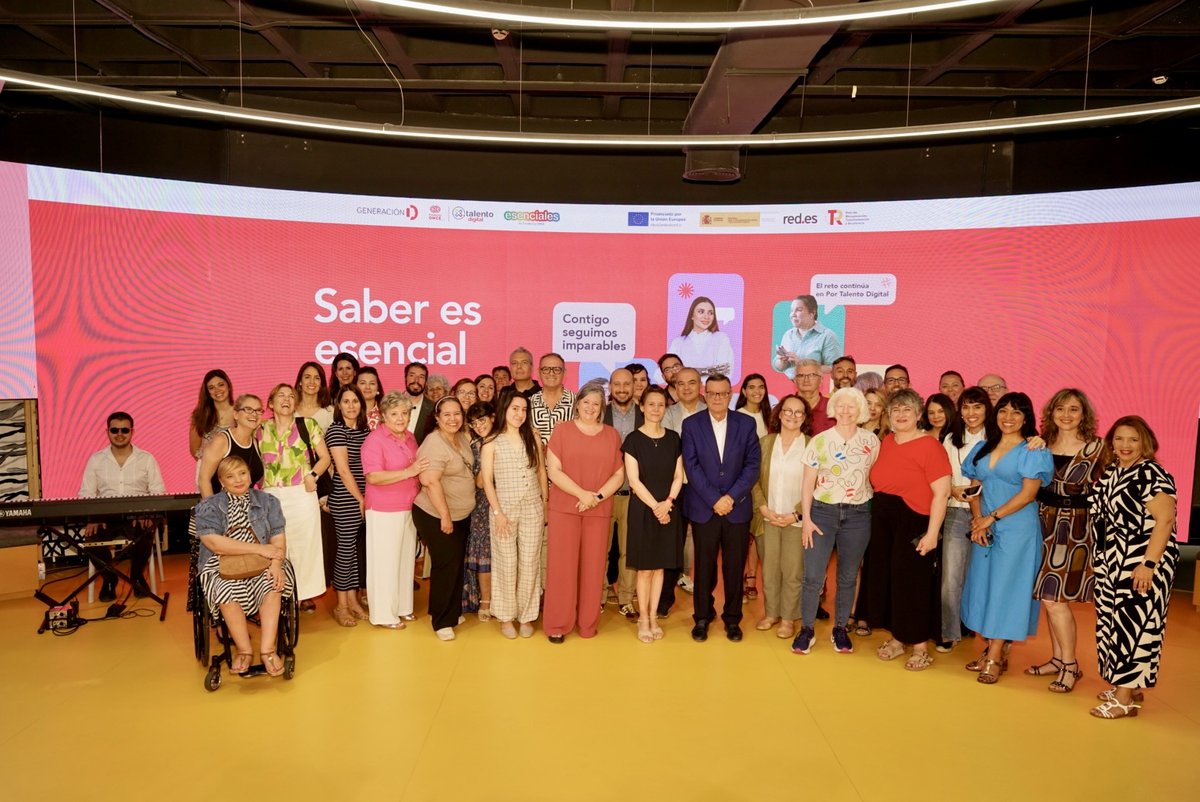Fundacion_ONCE's tweet photo. Fundación ONCE cumple el objetivo del proyecto #Esenciales en España tras formar en digitalización a más de 17.000 personas con #discapacidad.
Toda la info en 👇
https://t.co/t5L6WBNywo https://t.co/fiHQxfwzZE