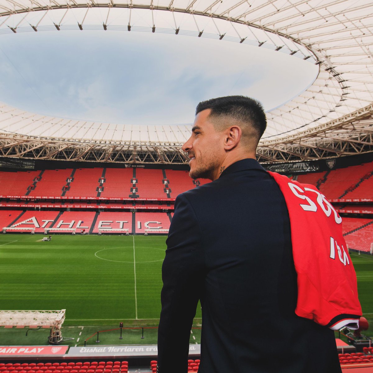 DiiegoCobo's tweet photo. El Athletic no se podía permitir prescindir de Yuri.

Una pieza clave dentro del campo, en el vestuario y de cara a la afición.

En caso de que la próxima sea su última temporada, merece un homenaje a la altura de lo que es, uno de los grandes en la historia del club. https://t.co/0mq0zKwVep