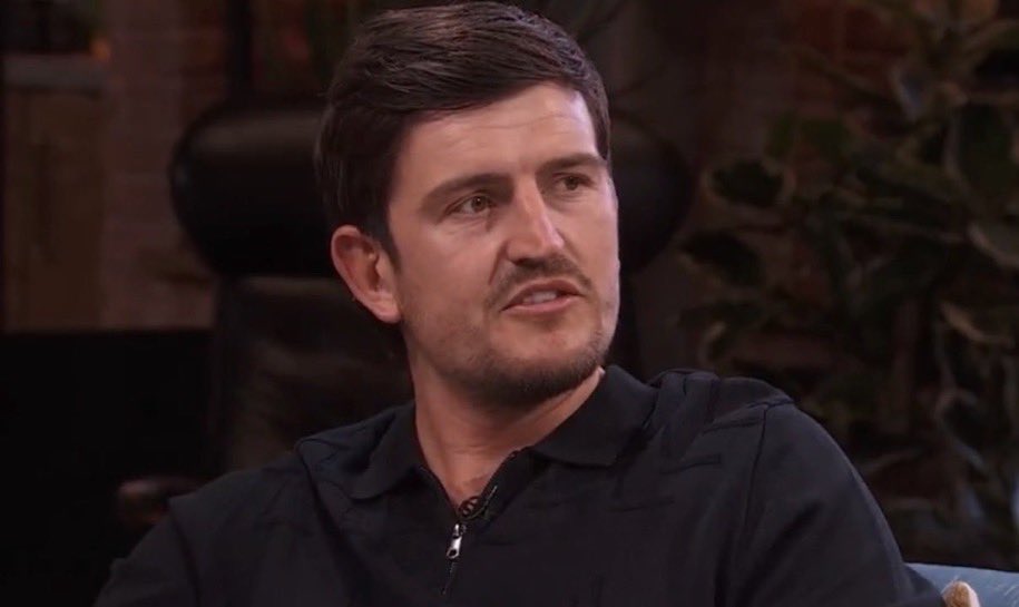 CuriosidadesPRL's tweet photo. 🗣️ Harry Maguire sobre nunca ter enfrentado Lionel Messi:

“É engraçado, mas de alguma forma passei toda a minha carreira sem jogar contra o Messi. Sempre que parecia que isso aconteceria, algo mudava.”

“Uma parte de mim fica decepcionada, porque todo jogador quer se testar contra o melhor de todos. Mas, sinceramente, outra parte acha que tive sorte.”

“Quando você vê o que Messi fez com os zagueiros ao longo dos últimos 20 anos, percebe que algumas carreiras sobreviveram simplesmente porque nunca precisaram marcá-lo por 90 minutos.”

“A coisa mais assustadora nele é que não apenas dribla os defensores; ele faz grandes zagueiros parecerem perdidos e transforma isso em algo normal.”

“Existem jogadores para os quais você se prepara. E existe Messi. Às vezes, a preparação simplesmente não importa, porque ele enxerga o jogo de uma forma que ninguém mais enxerga.”

“Eu adoraria ter uma camisa autografada dele em casa. Mas marcá-lo no auge? Acho que consigo viver sem essa experiência.” 😅🐐