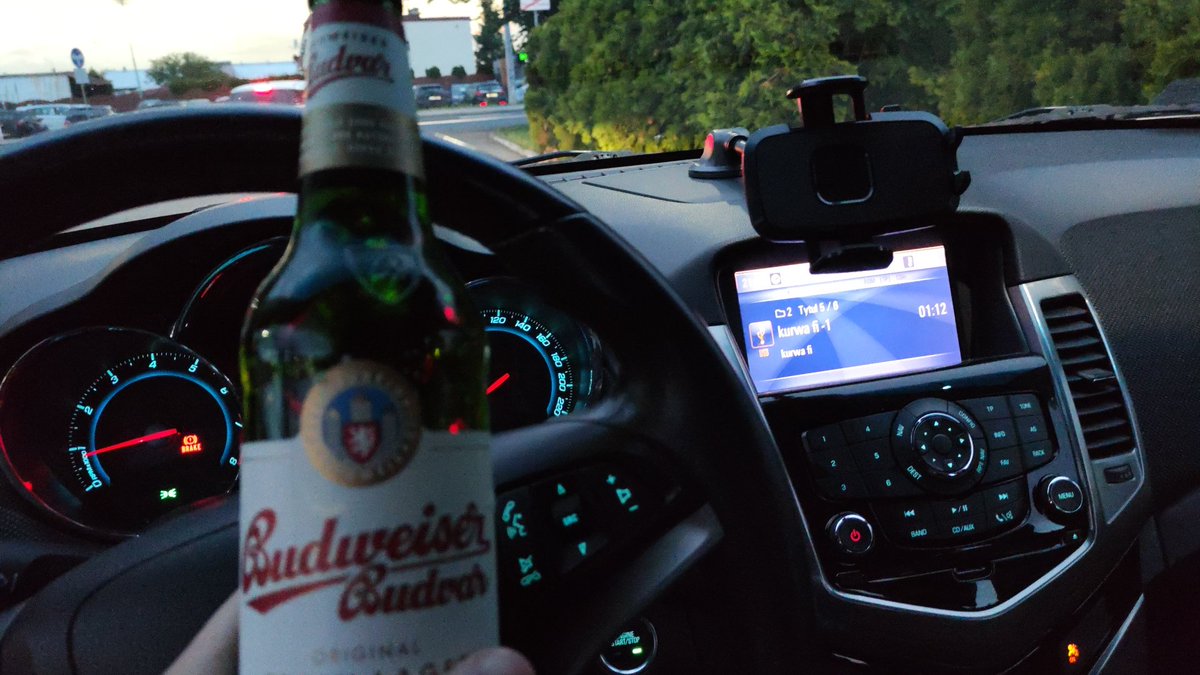 _Kanar__'s tweet photo. Itz time to commit drunk driving >~<
Jk 
Kupiłem piwo bo chciałem w niedzielę skorzystać z promocji -35 groszy ale nie zadziałała z jakiegoś powodu :C
Nie chciałem jedzenia, słodkiego picia to w sumie wybrałem piwo xD https://t.co/q7bp9xhHtx