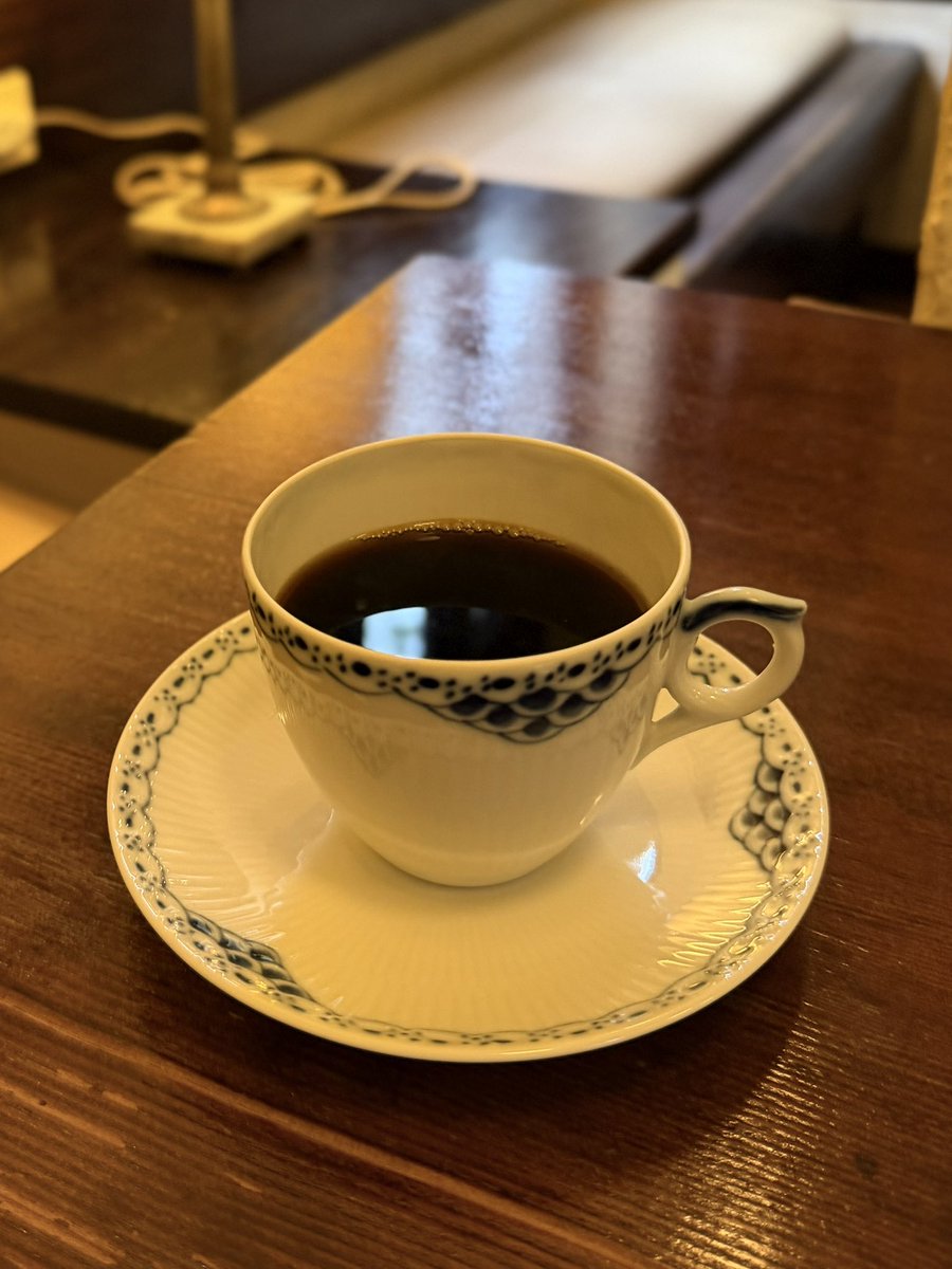 watalog31's tweet photo. 【アンセーニュダングル 原宿店】カフェ、原宿

原宿での予定があり駅から歩けるカフェとして初訪問。地下に降りる階段の先、扉を開けるとやや歴史を感じる温かみある店内。海外の方も含め様々な客層。

チーズケーキが有名なようだがランチ後だったために自重。ブレンドコーヒーを注文するとかなり提供が早かった。ビター感もほどよい、小ぶりなカップのホットコーヒーをブラックで。