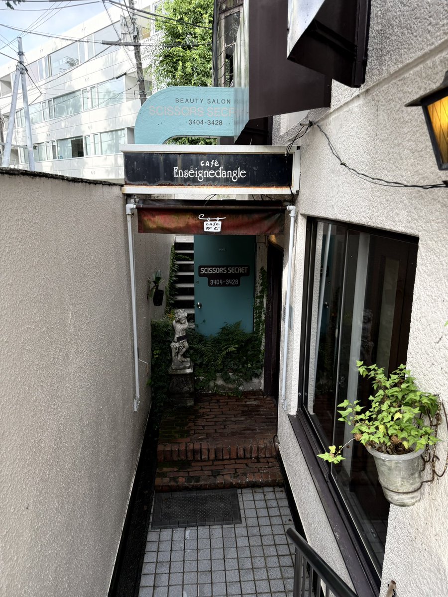 watalog31's tweet photo. 【アンセーニュダングル 原宿店】カフェ、原宿

原宿での予定があり駅から歩けるカフェとして初訪問。地下に降りる階段の先、扉を開けるとやや歴史を感じる温かみある店内。海外の方も含め様々な客層。

チーズケーキが有名なようだがランチ後だったために自重。ブレンドコーヒーを注文するとかなり提供が早かった。ビター感もほどよい、小ぶりなカップのホットコーヒーをブラックで。