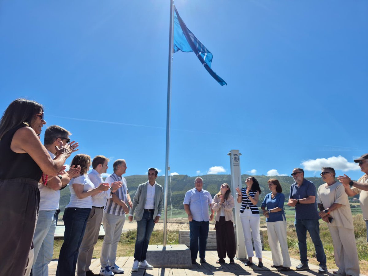 FerrolOficial's tweet photo. ⛱ A bandeira azul xa ondea nas praias de Ponzos, A Fragata-O Pareixal, Caranza, Doniños, Esmelle e San Xurxo
🌞 Un ano máis, Concello e Asociación Española Contra o Cancro poñen a disposición dos usuarios dos areais crema solar factor 50 de xeito gratuíto
https://t.co/IECCutXjSp https://t.co/sdKsjhYHyF