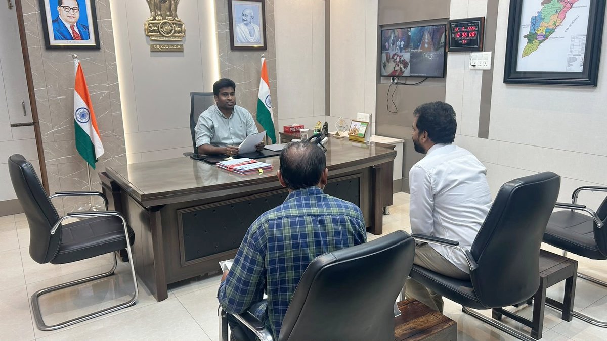 JSPSatishKumar's tweet photo. 19.06.2026
 విశాఖపట్నం జిల్లా కలెక్టర్ శ్రీ ఎం. అభిషిక్త్ కిషోర్, IAS గారిని మర్యాదపూర్వకంగా కలిసిజిల్లా కేంద్ర గ్రంథాలయం తాత్కాలిక భవనం కోసం  వినతి పత్రం అందజేసిన విశాఖపట్నం, అనకాపల్లి, అల్లూరి సీతారామరాజు జిల్లాల ��్రంథాలయ సంస్థ చైర్మన్ వన్నెంరెడ్డి సతీష్ కుమార్ 
@PawanKalyan https://t.co/tMWary2R7h