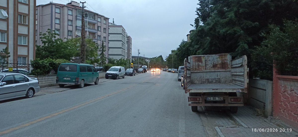 bayTOZM's tweet photo. Meram Fen Lisesi caddesi. Mertokon konutlarinin yani. Ben 10 yıldır çocuklarımla yolun ortasından yürüyorum. Kaldırım otopark olmuş. Birçok caddeye bakıyorum KBB Demir dubalar ile parkı engellemiş. Çeçenistan caddesi mesela. Buraya bir çözüm lütfen. Bende vatandaşım.
@kbbofis https://t.co/OOd9RRVmxJ