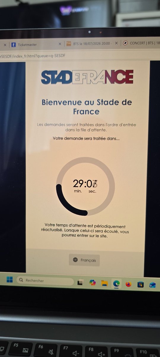 Dane2403's tweet photo. @Kookiablue Je'y suis retourné pour voir le 17/07, je suis ds une file d'atte.te pour 1 loge https://t.co/fKRuyyAuVM