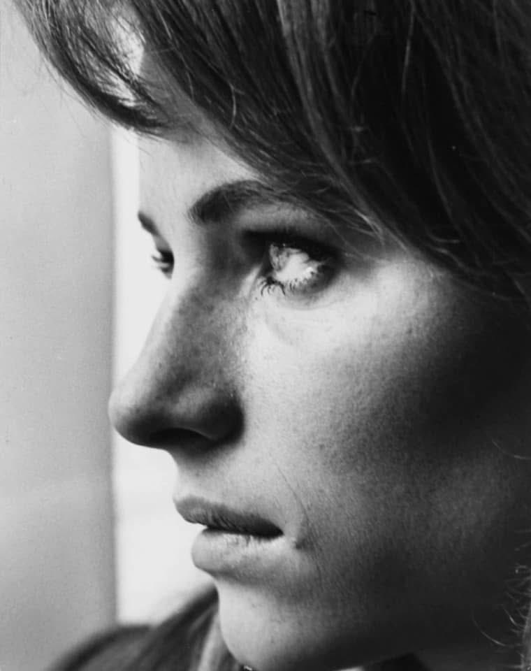 IArtioli's tweet photo. Et garde tes rêves...
Tu ne peux jamais savoir à quel moment
Tu en aura besoin.
(Carlos Ruiz Zafón)
Charlotte Rampling https://t.co/8e9ncGDlW8