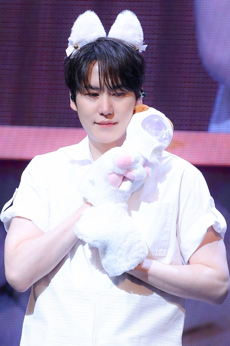 KYUpiter_w's tweet photo. [PRE] 260619 KYUHYUN 20th Anniversary Fanmeeting <HOTEL 203> in Tokyo
규매랑🐱

#규현 #KYUHYUN 
#규현아_사랑해 #圭賢 https://t.co/7l55brMj9J