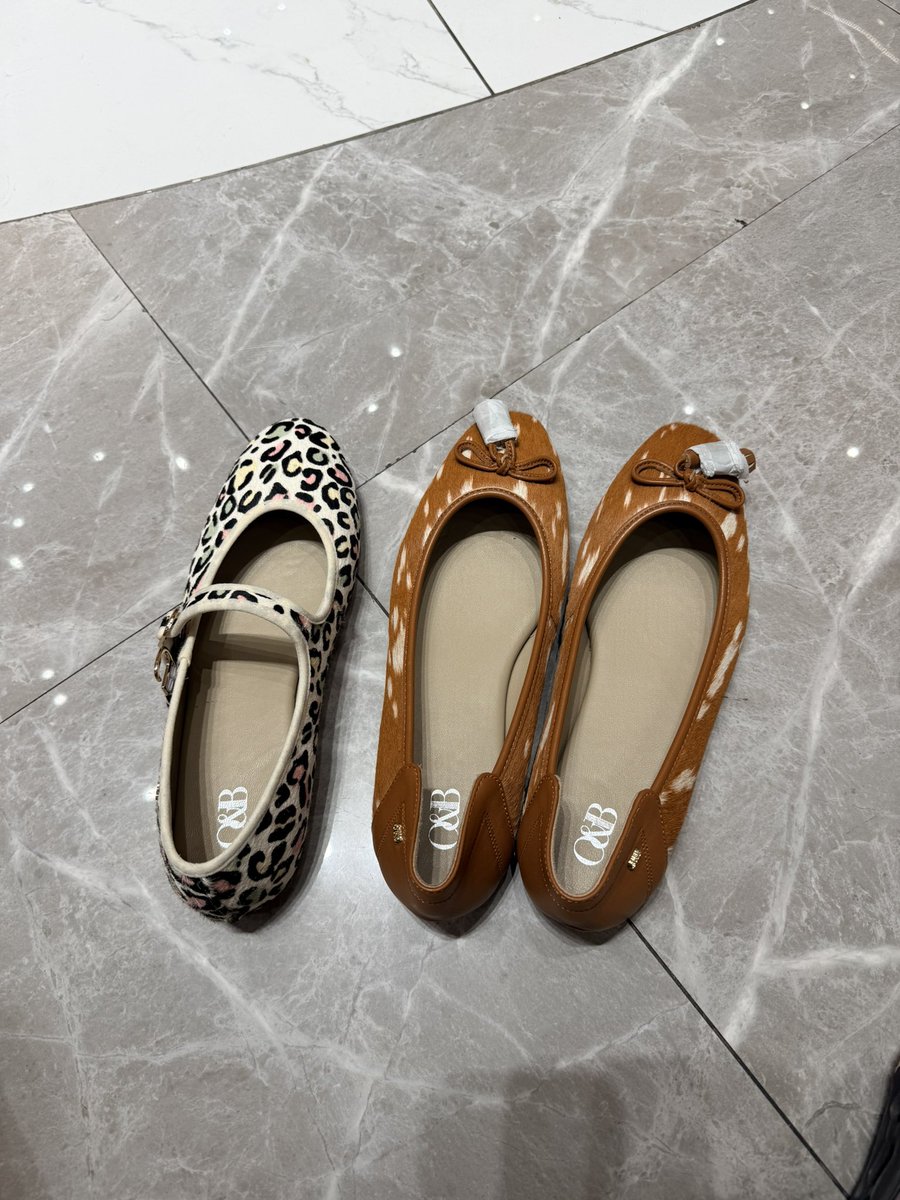 niza_channel's tweet photo. มารับน้อง Bambi Flat เบอร์42 คู่สุดท้ายสาขา CTW ไปแล้วนะคะ ใส่พอดีเดินไม่หลุด ซื้อหน้าร้านลด 200 บาท ซื้อ2คู่ลด 500 
(แล้วชั้นซื้อออนไลน์ไปคู่นึงเมื่อเช้าทำไมน้อ)

#OandBxCharlotteInKorea #CharlottexOandB
#ชาล็อตออสติน #CharlotteAustin
@itscharlotty https://t.co/PYacsyzx4C