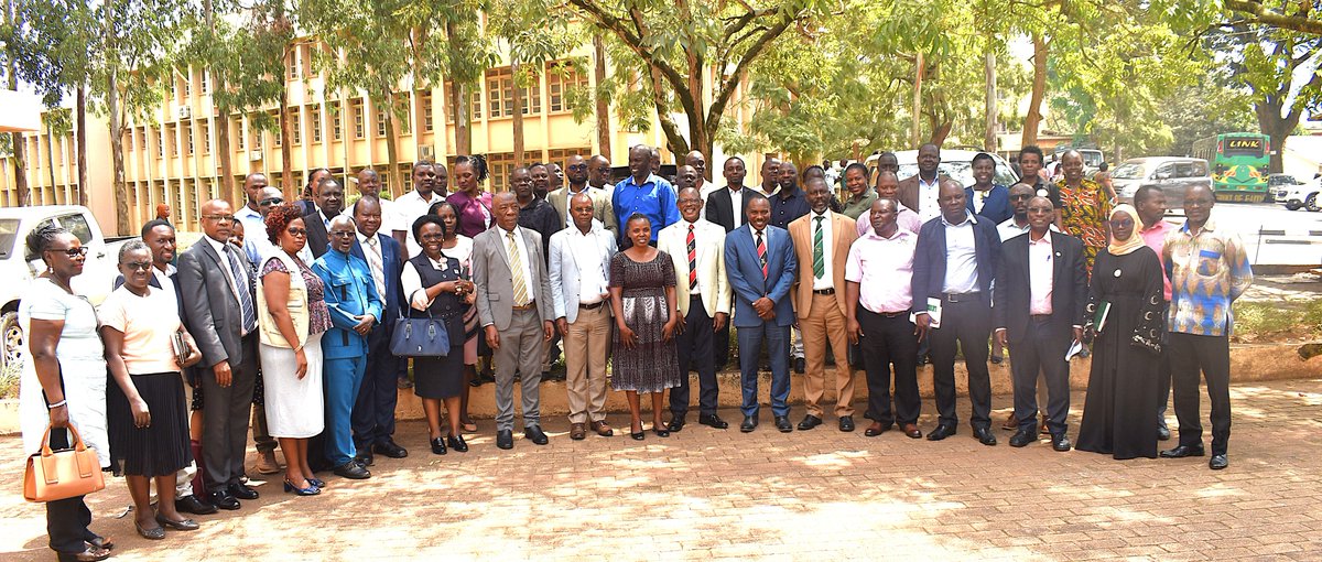 MakCoNAS's tweet photo. @Makerere VC has held a productive meeting with @MakCoNAS staff on advancing graduate training, with strong focus on increasing graduate enrolment &amp; strengthening research. The discussion underscored the critical role of high-impact research in driving sustainable development. https://t.co/1NCVYvCBrk