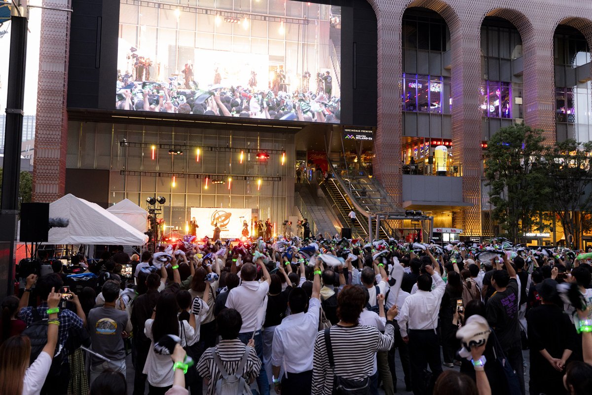 edgelinetokyo's tweet photo. “リトグリ”Little Glee Monster歌舞伎町シネシティ広場でフリーライブ！極上ボーカルワーク響く https://t.co/RR4oXmJxtK

公式レポート・写真7枚
「新宿にみんなの声を轟かせて、心をひとつに歌いましょう！」
Photo by キセキミチコ
#リトグリ https://t.co/R2sulxo46a