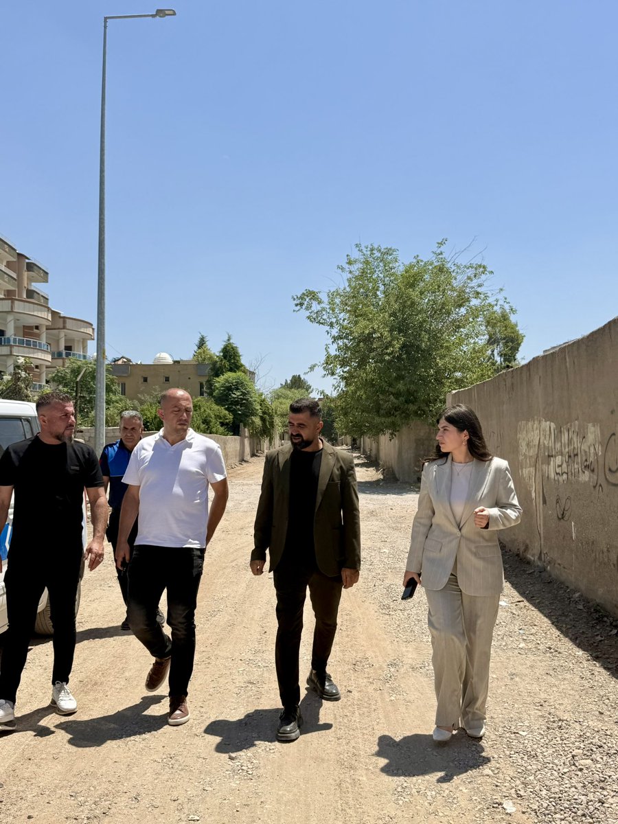 Silopibld's tweet photo. Belediye Başkanımız Av. Jiyan Ormanlı, 63. Cadde’de devam eden asfalt çalışmalarını yerinde inceleyerek ekiplerimizden çalışmaların son durumu hakkında bilgi aldı.

Yapılan çalışmaları değerlendiren Başkanımız, bölgede bulunan vatandaşlarımızla bir araya gelerek görüş ve taleplerini dinledi. Başkanımız, yürütülen çalışmalar hakkında vatandaşlarımızla fikir alışverişinde bulundu.