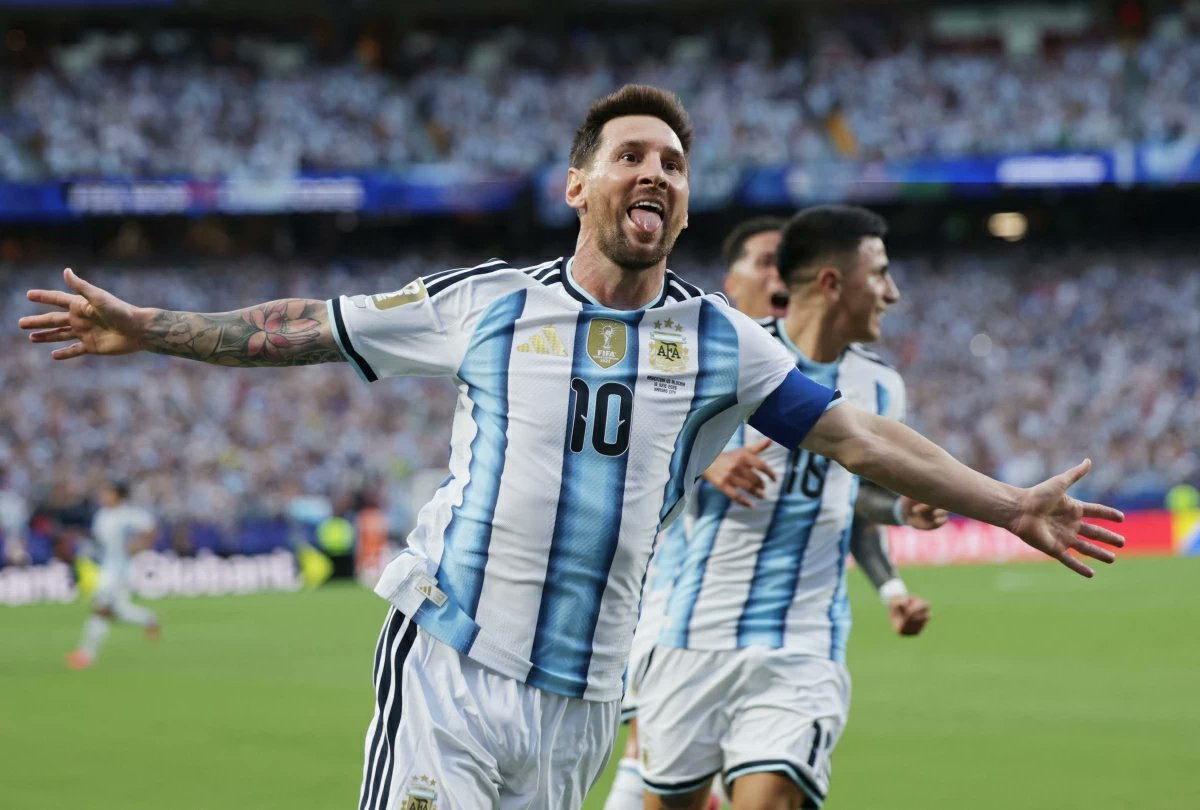 AlNaba24's tweet photo. بين الثلاثية والتعادل ..
ميسي يتفوق على رونالدو #كاس_العالم_٢٠٢٦

• ليونيل ميسي (الأرجنتين × الجزائر)
3 أهداف (هاتريك).
أول هاتريك له في تاريخ كأس العالم.
قاد الأرجنتين للفوز 3-0.

• كريستيانو رونالدو (البرتغال × الكونغو)
0 أهداف.
0 تمريرات حاسمة.
تعادل 1-1.
#نبأ_الرياضة https://t.co/B98TiiwsIS
