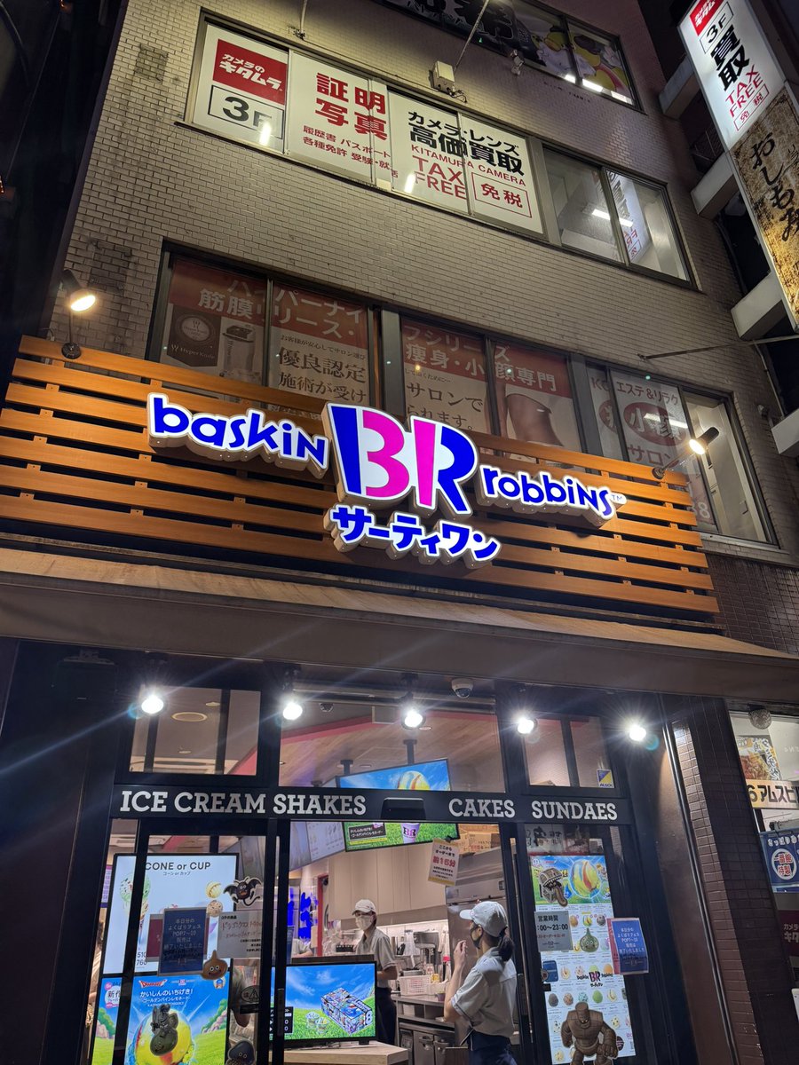 courtbanashi's tweet photo. fell to my knees outside the ikebukuro Baskin Robbins https://t.co/Xa7MBU3ezh
