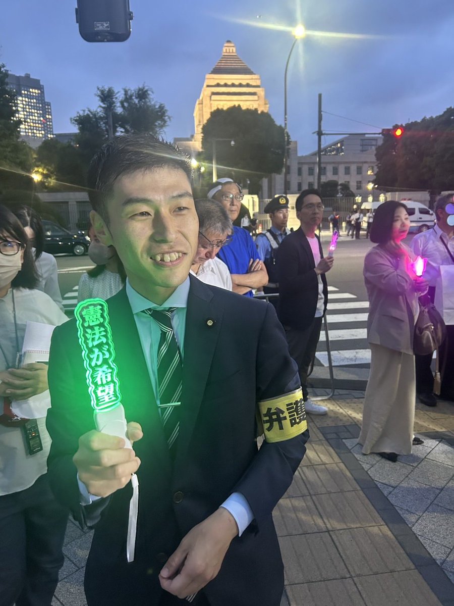 yamazoejimusyo's tweet photo. 「NO WAR！憲法変えるな！6･19国会正門前大行動」
#国会正門前大行動0619 に #山添拓 議員も参加。「憲法が希望」のペンライトを持ち参加者と一緒に声を上げました。2万6000人が参加され、全国250ヵ所以上で連帯するアクションが取り組まれました。
#19日行動 #憲法改悪反対 https://t.co/GInQxSdsLY