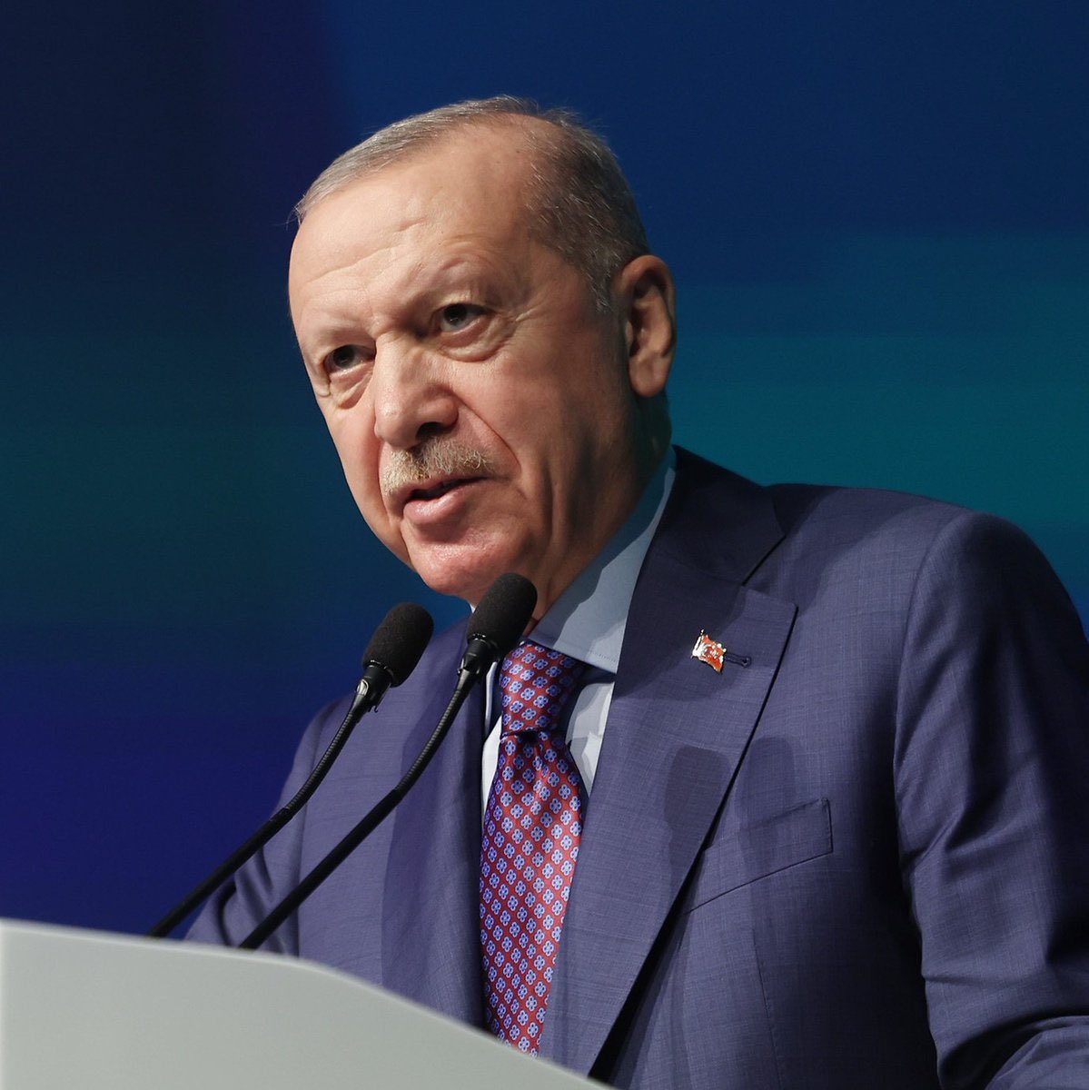 solcugazete60's tweet photo. Erdoğan, CHP'yi hedef aldı:

"Becerebiliyorsunuz şaibesiz bir kurultay yapmayı öğrenin. 

Daha kavgasız, gürültüsüz tek bir gününüz yok. Bir de çıkıp diplomasi dersi vermeye kalkıyorsunuz." https://t.co/4bpEojMdlH