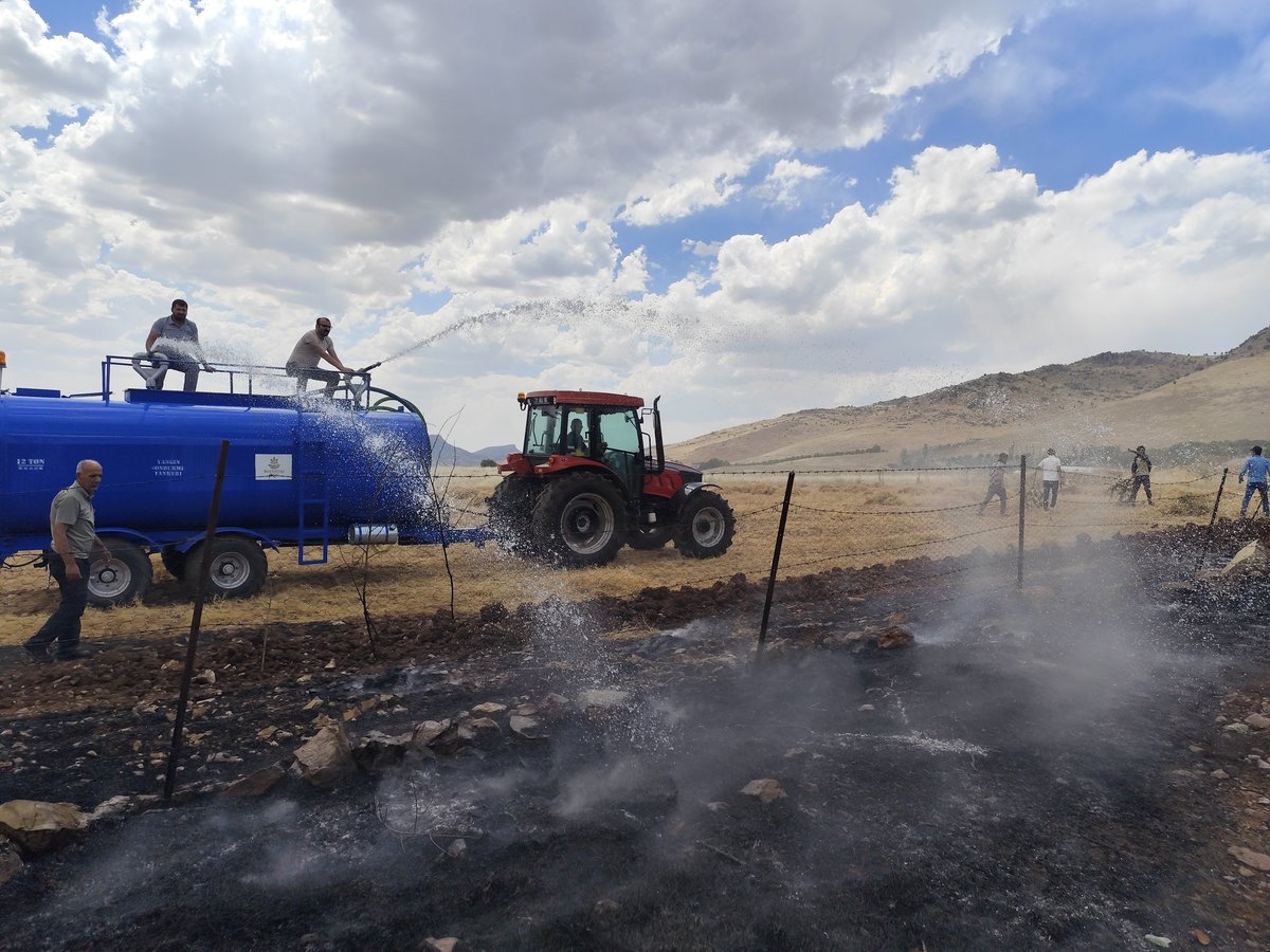 hazrobld's tweet photo. 🚒 Hürriyet Mahallesi Bağlar Küme Evleri ve çevresindeki ormanlık alanda çıkan yangına belediye ekiplerimiz tarafından hızlı bir şekilde müdahale edilmiştir.

Tüm ekip ve personellerimizin özverili çalışmaları sonucu yangın kontrol altına alınmış olup, ekiplerimiz tarafından soğutma çalışmaları devam etmektedir.

Yangına müdahalede görev alan tüm personellerimize teşekkür ediyor, vatandaşlarımıza geçmiş olsun dileklerimizi iletiyoruz.

#hazrobelediyesi #hizmetleheranyanınızdayız
