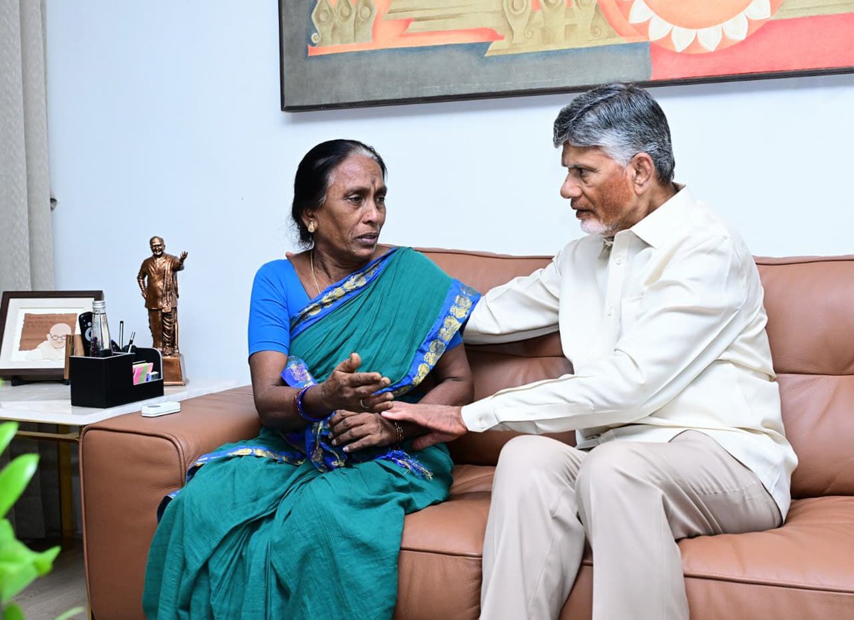 DrPradeepChinta's tweet photo. 23 కేసులున్న వ్యక్తి కుటుంబ సభ్యులను చంద్రబాబు కలవచ్చా???

2 రోజుల నుండి సాయికృష్ణను వ్యక్తిత్వ హననం చేసిన TDP వాళ్ళు ఇప్పుడేమంటారు https://t.co/WJ5UDEvwJX