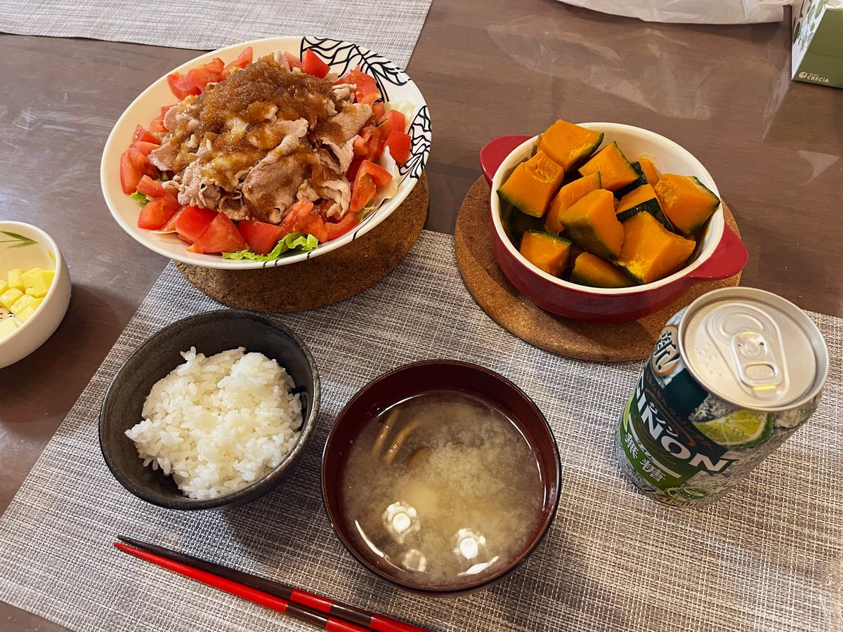 fujikaho_chan's tweet photo. 今日はいい感じにできた。豚こましゃぶしゃぶ、5分パンプチン、なめこと豆腐のお味噌汁。昨日は久しぶりに遅かったけど、最近19時頃には退社できるからまた晩御飯を作る余裕ができてきた(´・ω・｀) https://t.co/VbtFuxYgOq